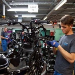 Исторический момент на заводе BMW Motorrad в Берлине