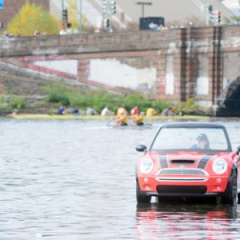 MINI Cooper стал лодкой