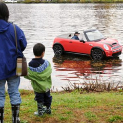 MINI Cooper стал лодкой