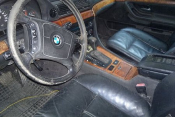 BMW E38 730i 1995г продаю по запчастям