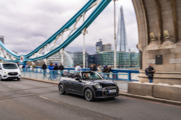 Кабриолет MINI Cooper SE на улицах Лондона