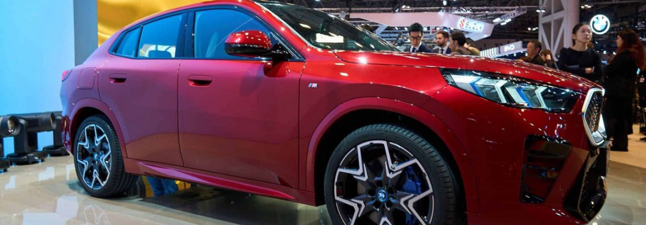 BMW iX2 огненно-красного цвета представлен на выставке Japan Mobility Show 2023