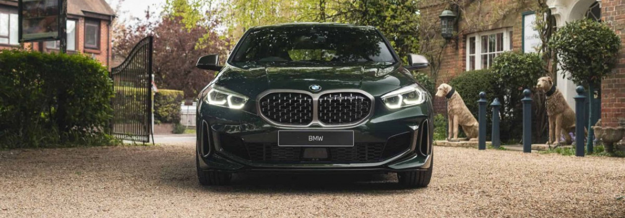 Хэтчбек BMW M135i в цвете San Remo Green Metallic