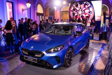 Фото и видео 2025 BMW M135 в цвете Portimao Blue