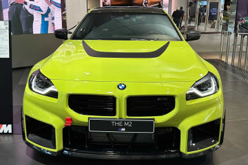 Дебют 2025 BMW M2 в желтом цвете Сан-Паулу