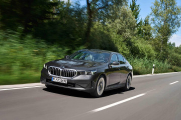 Видео: BMW 550e 2024 на автобане