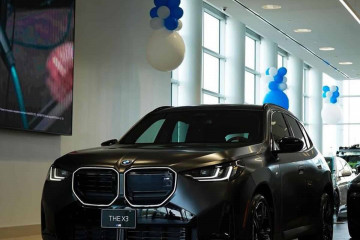 BMW X3 M50 2025 года в цвете Frozen Deep Grey Metallic